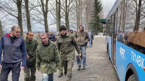 Возвращенные из украинского плена военные поговорили с родными по телефону