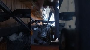 как повесить гирлянду на крышу дома#