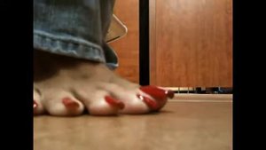 SO YOU WANT A SNEAK PREVIEW   ( КРАСНЫЕ ДЛИННЫЕ НОГТИ НА НОГАХ )