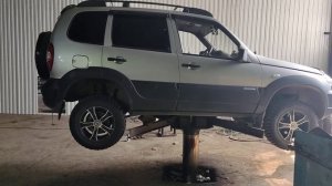 Подъëмник одноплунжерный электрогидравлический полноповоротный  г. Омск.