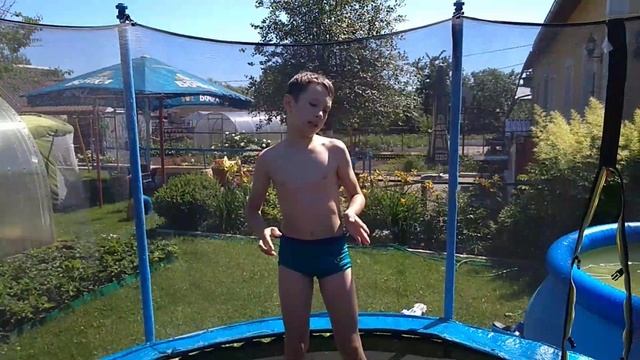 Прыгаем с батута в бассейн смотреть онлайн