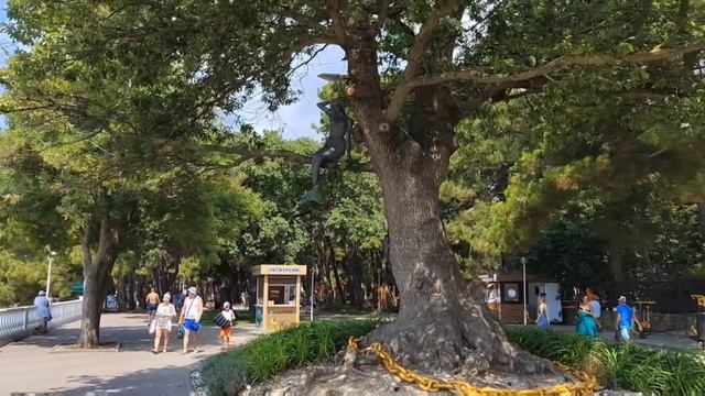 Геленджик : обзор курортного города. Пляж, море, набережная, улицы города.