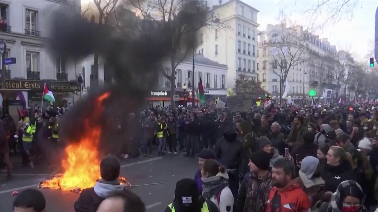 Лидеры профсоюзного сообщества Франции рассчитывают, что бессрочную забастовку начнут 2 млн человек.