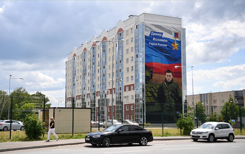 На улицах российских городов появляются новые билборды с именами героев СВО / События на ТВЦ