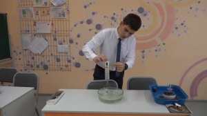 Опыты по физике  7 класс  Поверхностное натяжение воды. Демонстрация опыта.