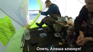 Отличное закрытие сезона на озере Зюраткуль! Рыбалка с ночевкой!