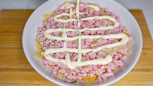 Салат ПОДСОЛНУХ с чипсами и вареной колбасой! Слоеный салат на праздничный стол.