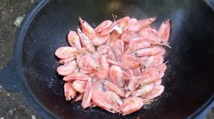 Жареные креветки в казане на костре