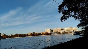 Прогулка. Ребёнок катается по земле. Радость. Жизнь.