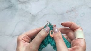 Вяжем теплый берет спицами. Как связать простой берет . Knit a simple beret.