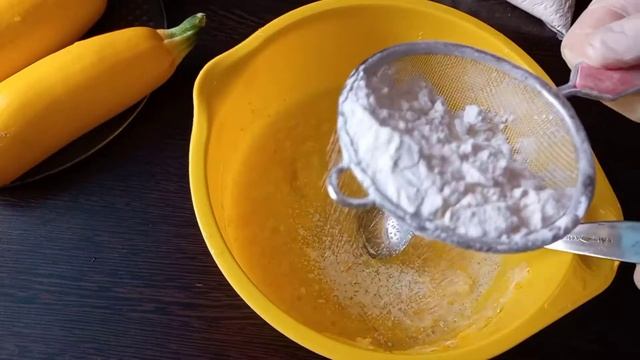 очень вкусные блинчики .блины из кабачков #блины #кабачки смотреть онлайн