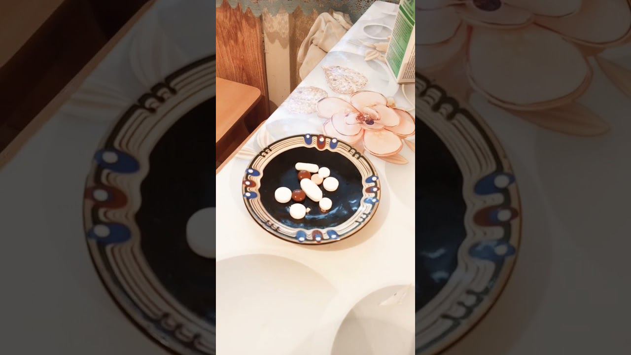 Юля готовит мне завтрак