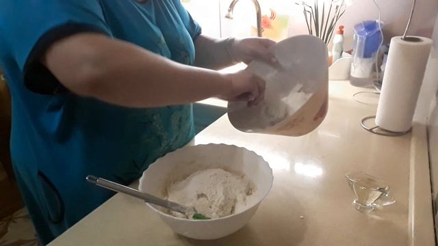 Бюджетное тесто дрожжевое на молоке.#тесто#выпечка#домашняявыпечка#смак# смотреть онлайн