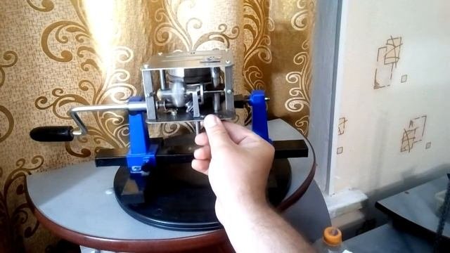 Работа механизма двигателя современного патефона (граммофона)