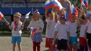 Ко Дню флага России воспитанники детского сада «Солнышко» провели флешмоб