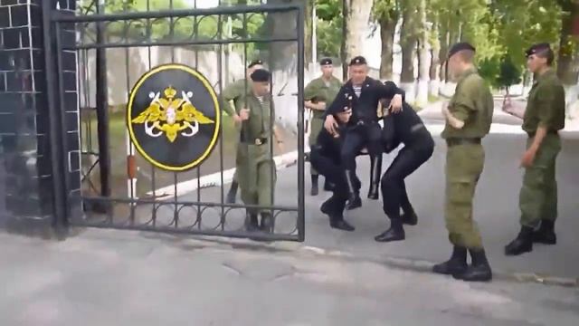 За собою дверь казармы / Армейские песни смотреть онлайн