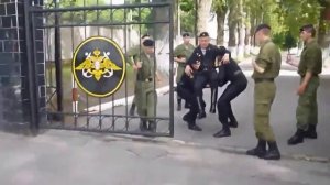 За собою дверь казармы / Армейские песни