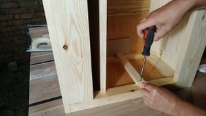 Как сделать навесной шкаф из дерева своими руками.