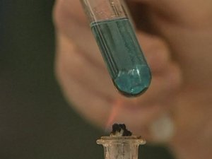 Химия. Опыты. Неорганика. Реакция обмена между оксидом меди и серной кислотой