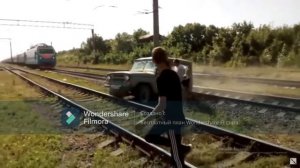Эльдар вылазь! Поезд сбивает УАЗ