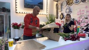 Как сделать круглый французский букет в крафт бумаге ?флорист Артур