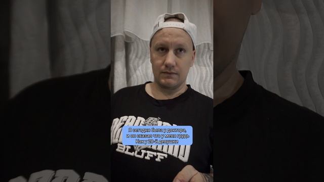 Жена красуется перед зеркалом.