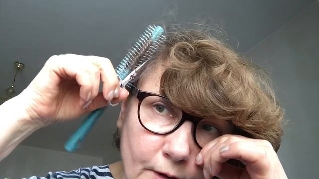 Щетка застряла в волосах , что делать... смотреть онлайн