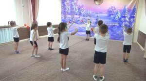 Веселая зарядка с кубиками. Во 2 части видео ребята показывают свои движения. для детей 5-7 лет.