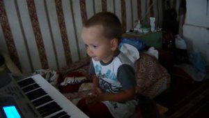 Малыш виртуоз, играет на синтезаторе и поёт