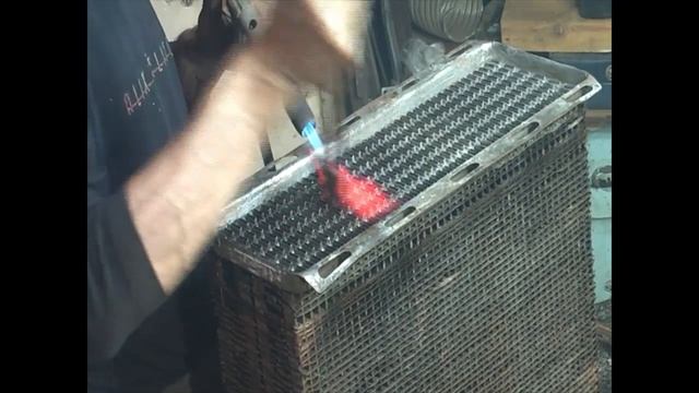 Ремонт (пайка) трубок шестирядного радиатора охлаждения ч 1 смотреть онлайн