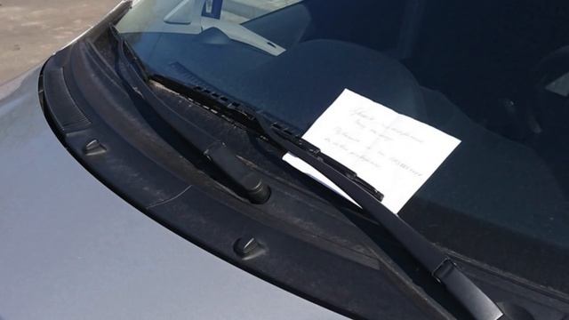 Увидев эту записку на лобовом стекле машины, он решил отключить сигнализацию смотреть онлайн