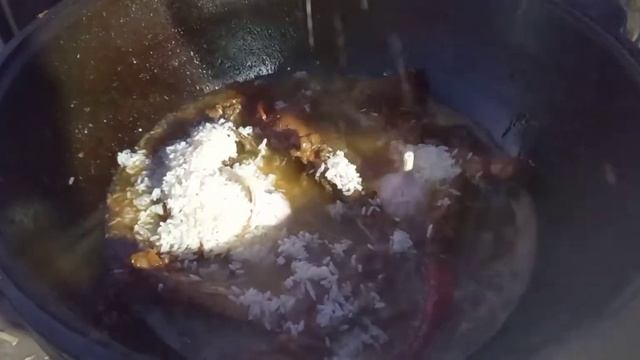 плов в казане на костре _мангале