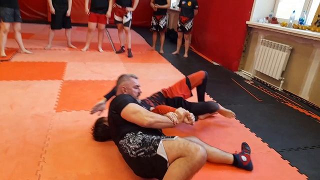 выход из захвата со стороны головы и узел плеча, болевой смотреть онлайн