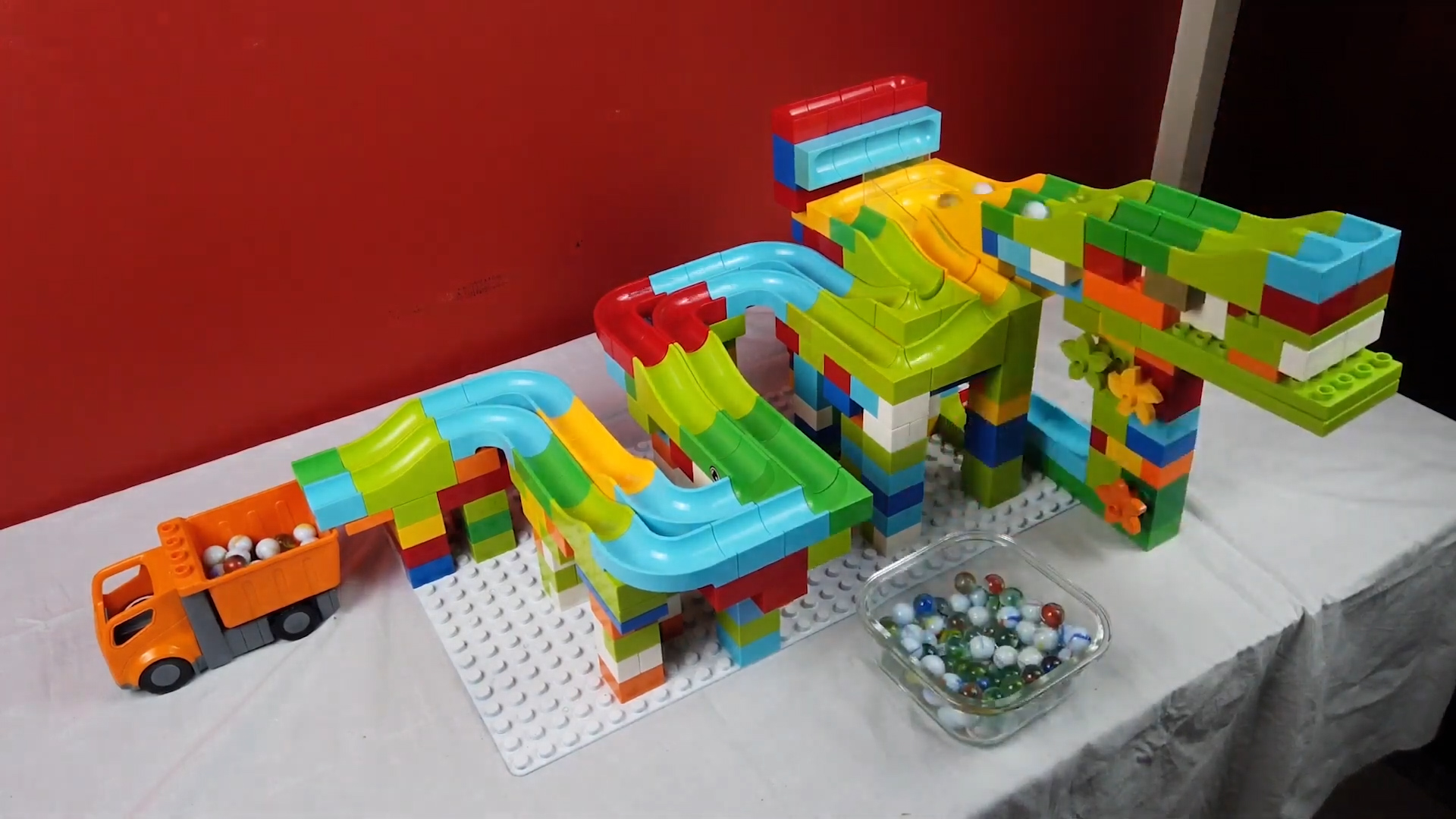 Шарики катятся с горки и падают в бассейн с водой. Горка для шариков смотреть онлайн