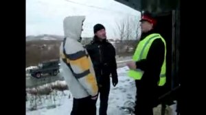 Мужик с рулём от камаза