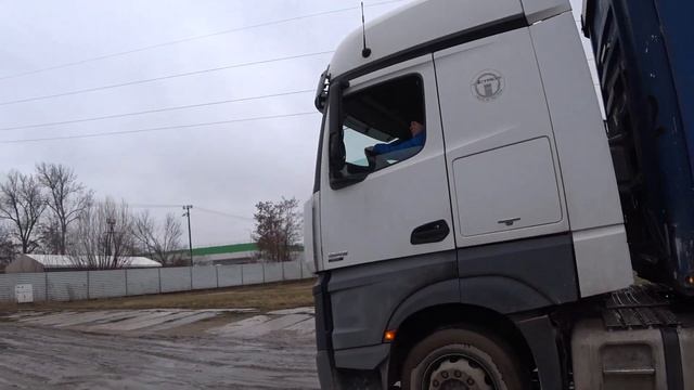 Первый раз на фуре ! Заезд под 45 градусов задним ходом. смотреть онлайн