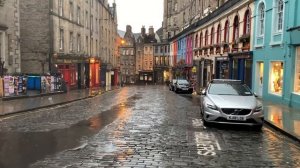 Scotland Walks: Edinburgh. Walking Castlehill, Victoria street to Grassmarket on a rainy morning.
