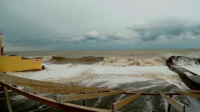 441396693730_Шторм_Сочи_Пляж АЛЬБАТРОС.mp4 смотреть онлайн