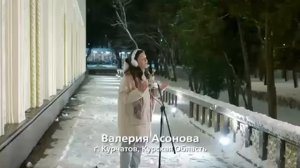 Обычные люди из разных городов очень трогательно поют одну песню о своей жизни.До слез.