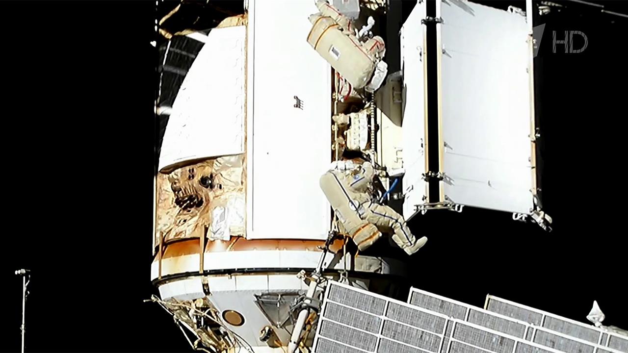 Сегодня космонавты Сергей Прокопьев и Дмитрий Петелин вышли в открытый космос