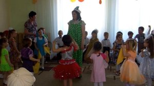 Хоровод с платочками "Во поле березка стояла"