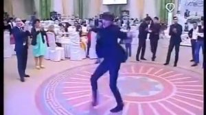 Азербайджанец танцует под кайфом национальный танец