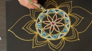 Мандала на холсте. Точечная роспись со стразами.