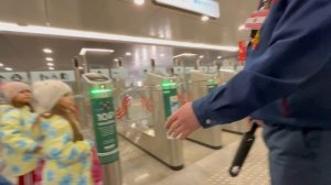 Как проходить через турникет метро Москвы ответ службы безопасности