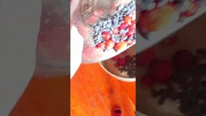 компот из клубники и жимолости