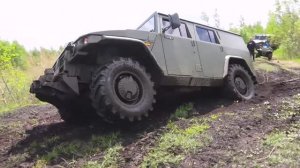 Российский Военный Броневик Тигр ушел в самоволку на бездорожье. А вместе с ним Зил и Газон.