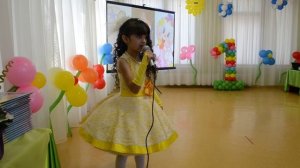 Замечательная песня от выпускницы детского сада Очень жалко расставаться покидать любимый дом