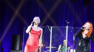 Ксана Сергиенко с Анастасией Спиридоновой "Tell Him" (Крокус Сити Холл 29.04.2015)