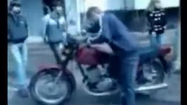 прокатнулся на мотоцикле друга и врезался в стену смотреть онлайн