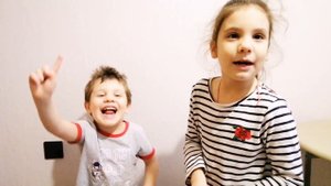 Надуваем шарик. Очень смешно.